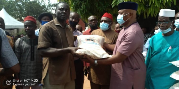 Christmas: Sir Emeka Okwuosa Foundation distributes trailers of rice to Nigerians