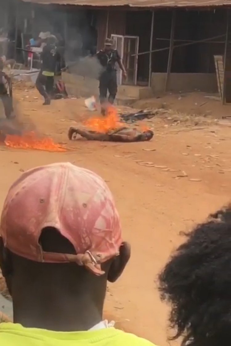 Ọdeshi Drama, As Vigilante Members Burn Suspected Thief Alive in Anambra