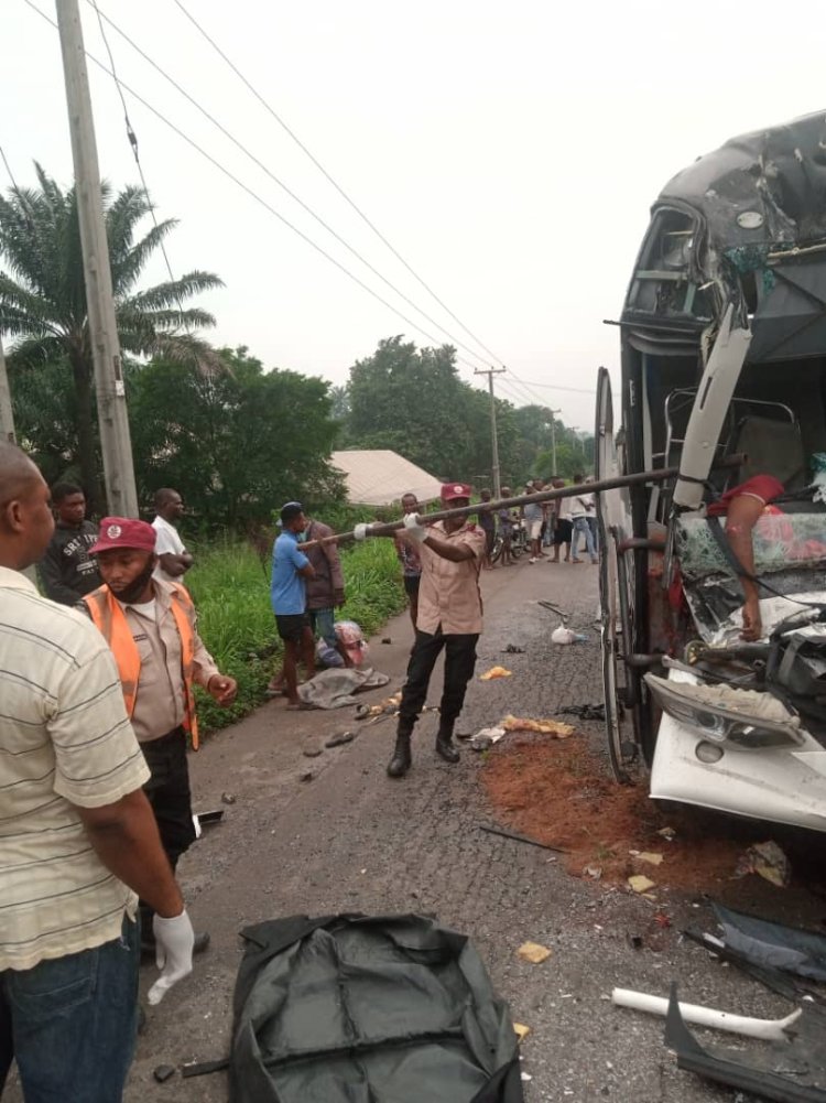 In Anambra, Bus Conductor Dies As Driver Sleeps Off on Steering