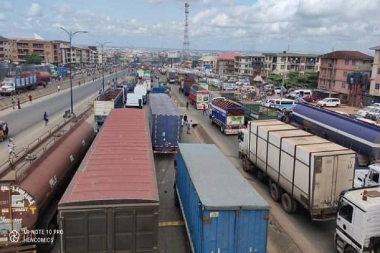Heavy Gridlock at Onitsha Head Bridge, As Drivers Protest Extortion by Navy